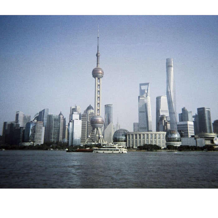 Lomography Simple Use Reloadable Film Camera LomoChrome Metropolis (FILM EXPIRED)